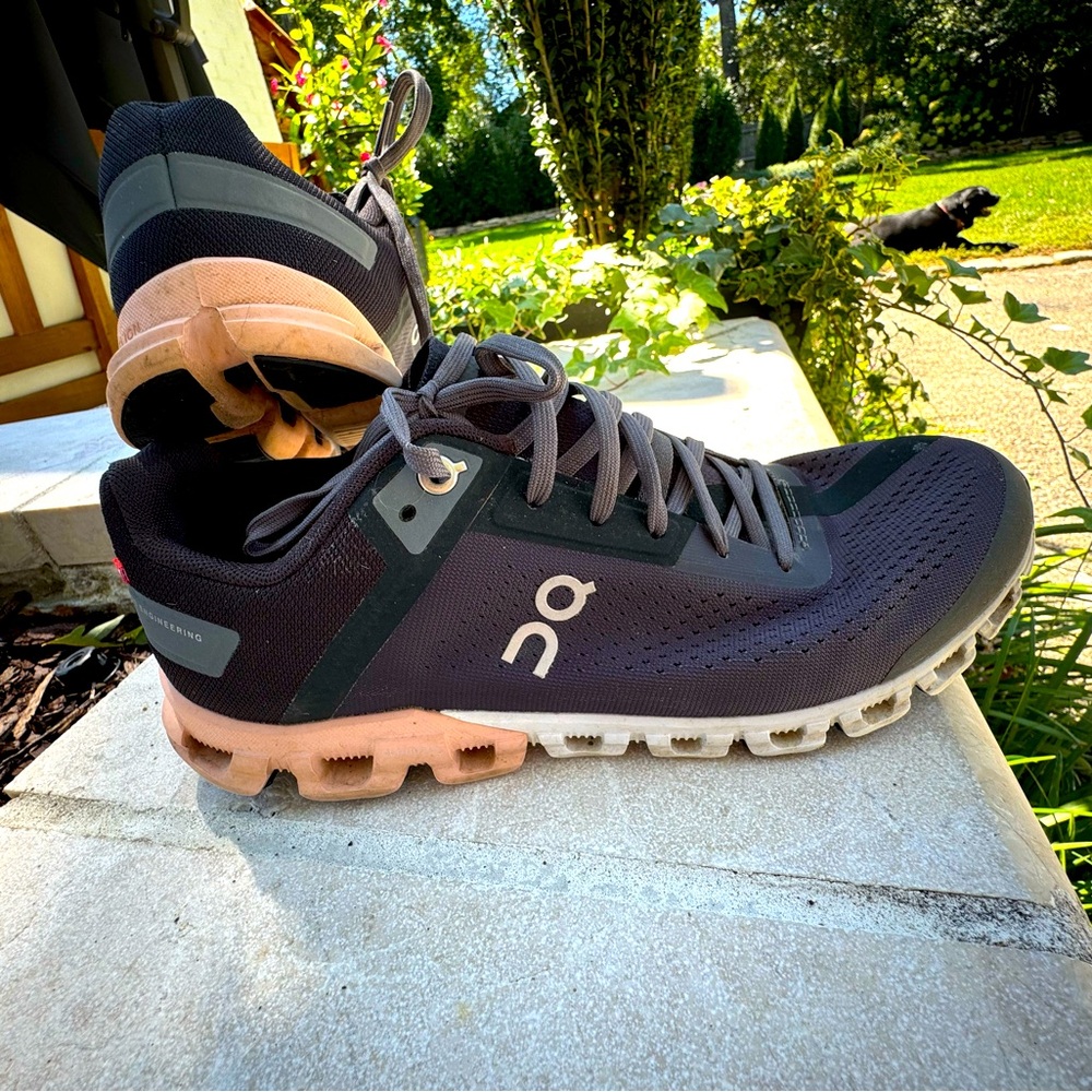 Women’s On Cloud Swiss Running/Walking Sneaker size 9.